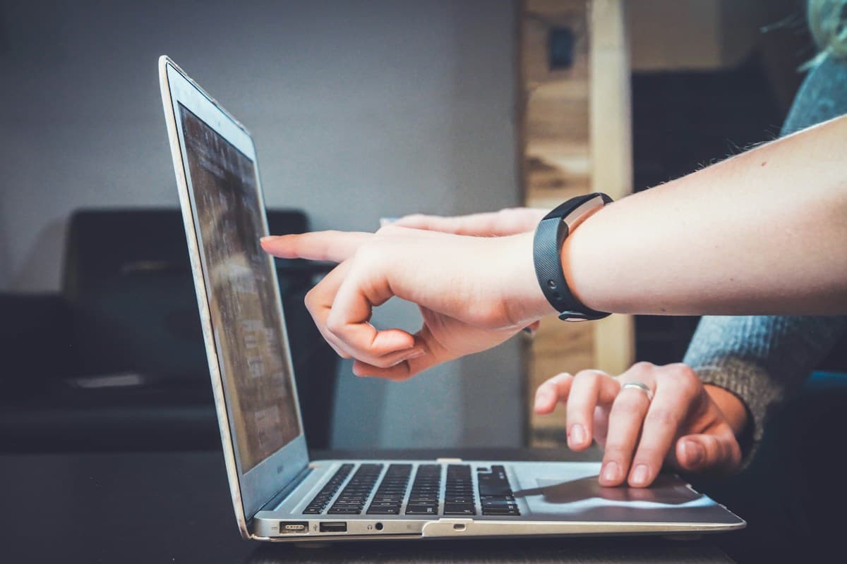 Dos personas revisan información en un computador portátil