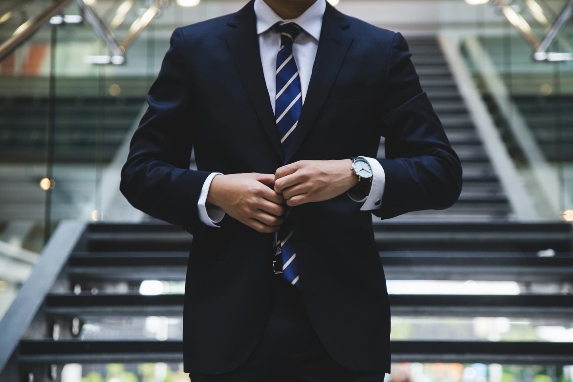 Ejecutivo de traje y corbata en una escalera