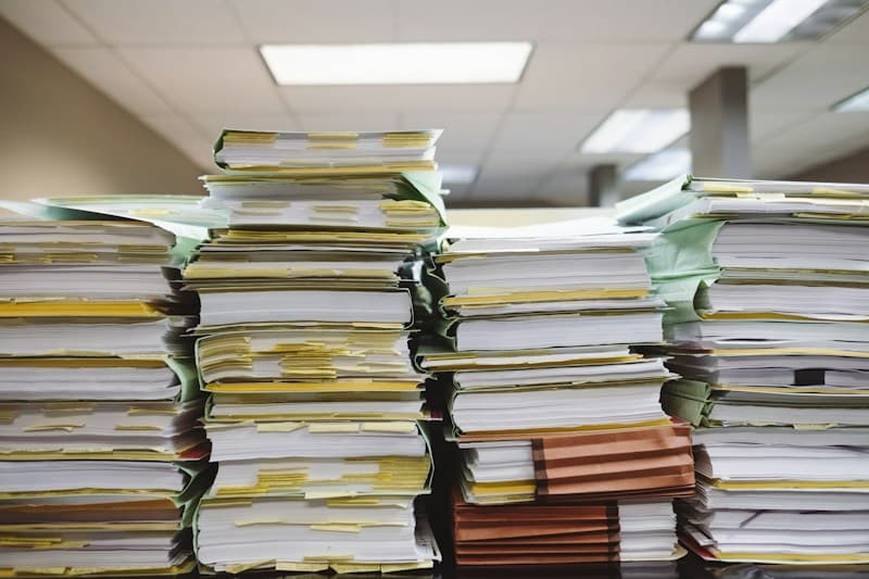 Pilas de documentos y carpetas archivadas