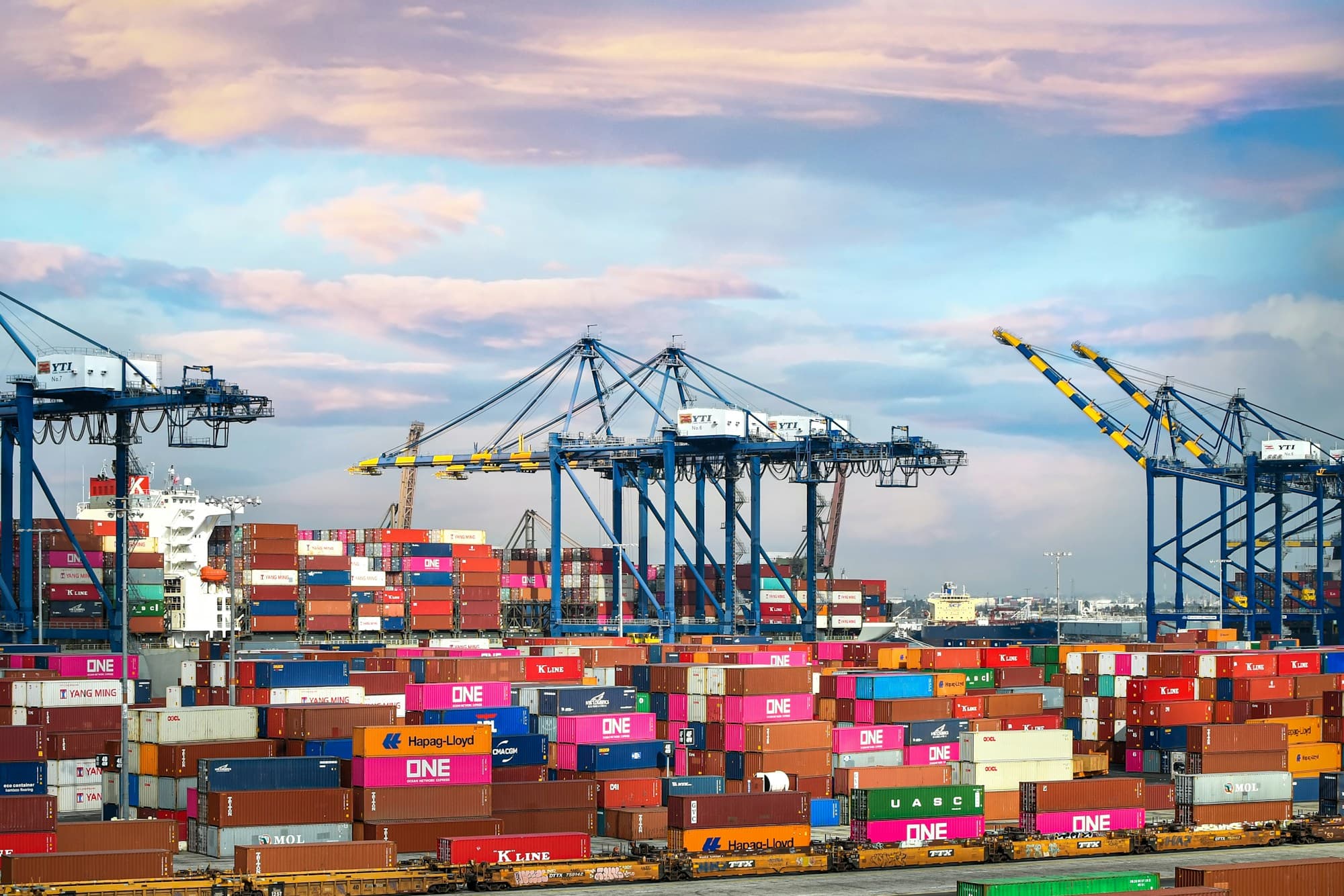 Puerto con grúas y contenedores de carga