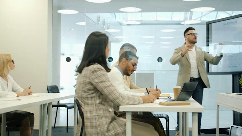 Reunión de trabajo en una oficina con una presentación