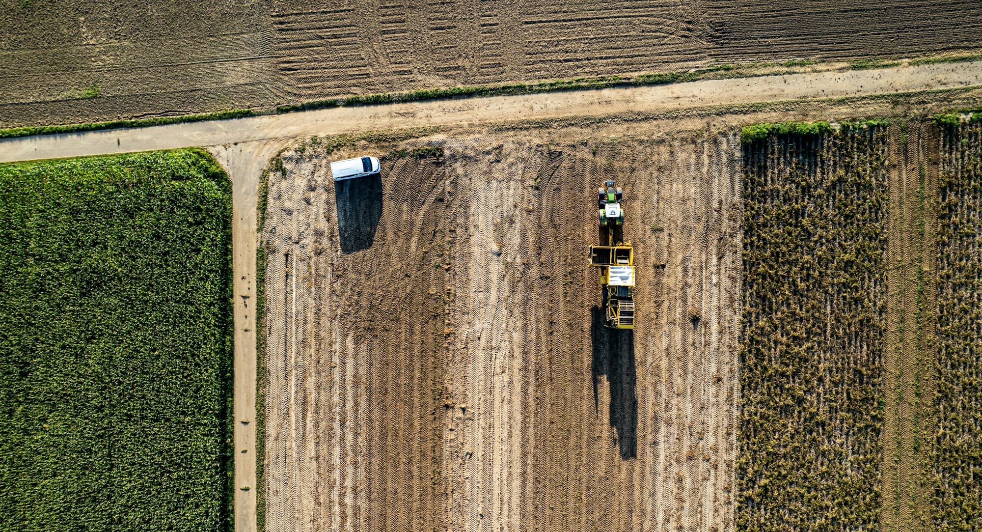 Tractor trabajando un campo de cultivo, vista aérea